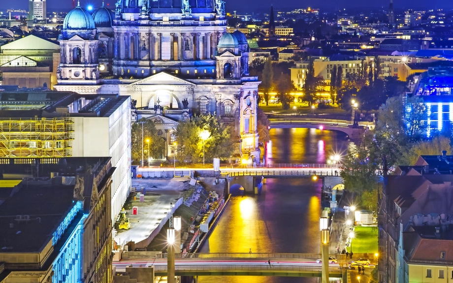 Berlin Cathedral (Berliner Dom) auf Spree bei Sonnenuntergang