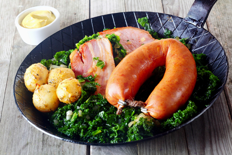 Gekochte Kartoffeln,Kassler und Wurst auf Grünkohl