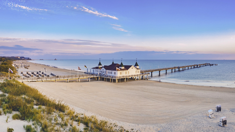 Ahlbecker Strand mit Seebrücke und Promenade