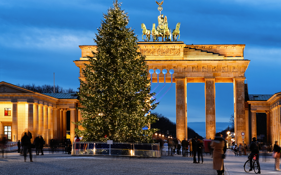 Weihnachtsbaum am Brandenburger Tor in Berlin, Deutschland