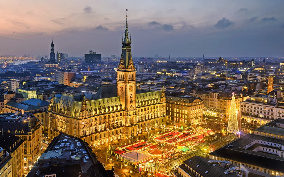 Rathaus und Weihnachtsmarkt in Hamburg, Deutschland