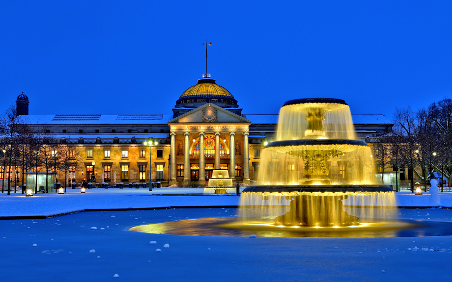 Kurhaus in Wiesbaden zur Weihnachtszeit, Deutschland