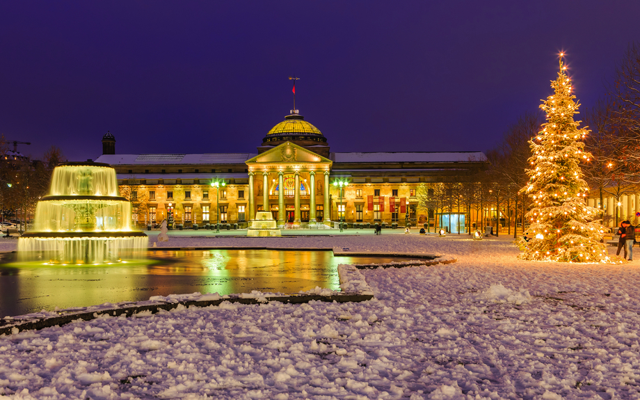 Kurhaus in Wiesbaden zur Weihnachtszeit, Deutschland