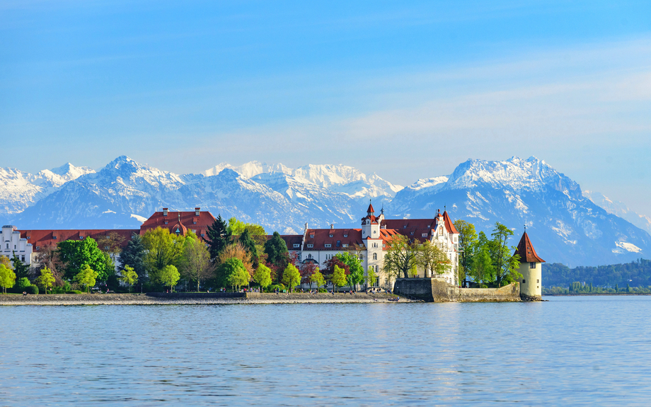 Inselstadt Lindau vor Alpenkulisse (Deutschland)
