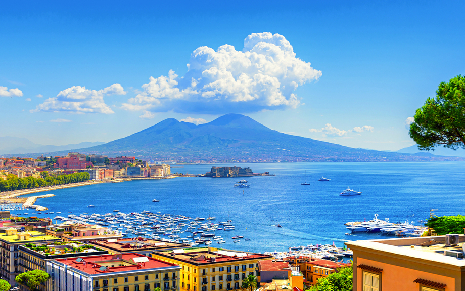 Blick auf den Golf von Neapel vom Posillipo-Hügel mit dem Vesuv im Hintergrund