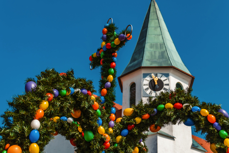 Kirchturm mit Osterbrunnen
