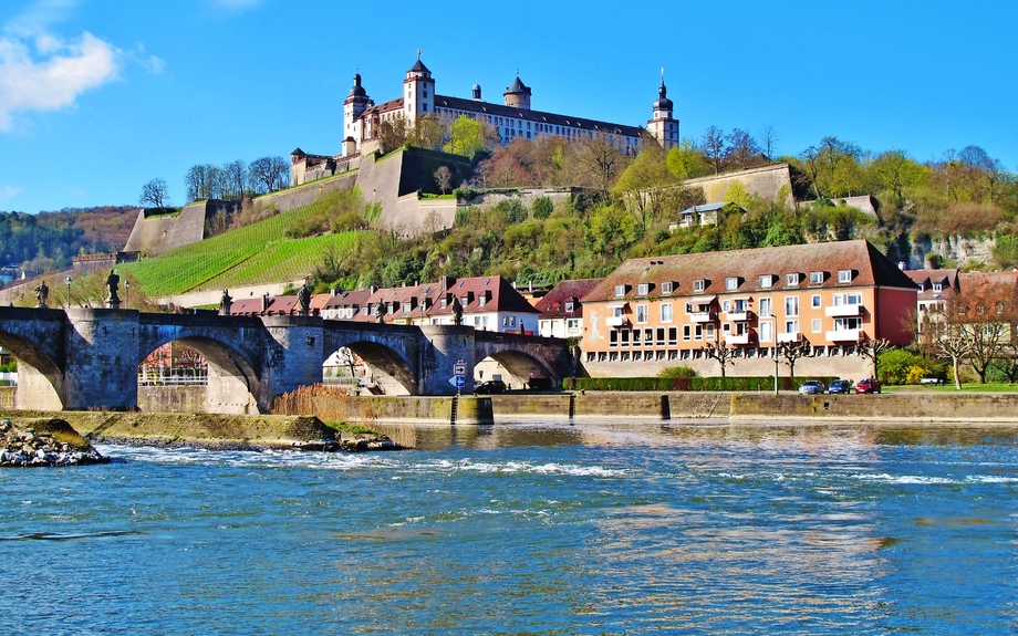 alte Mainbrücke und Festung Marienberg in Würzburg
