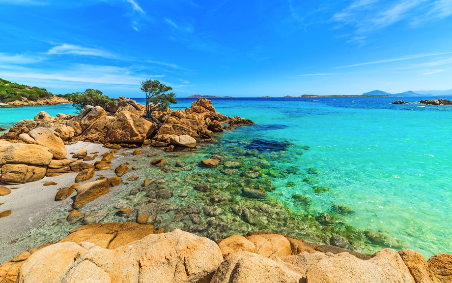 Spiaggia Capriccioli an der Costa Smeralda auf Sardinien, Italien