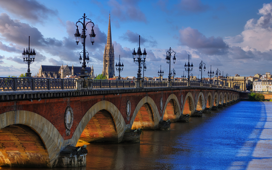 Blick auf die Bordeaux-Brücke mit der Kathedrale St. Michel, Frankreich