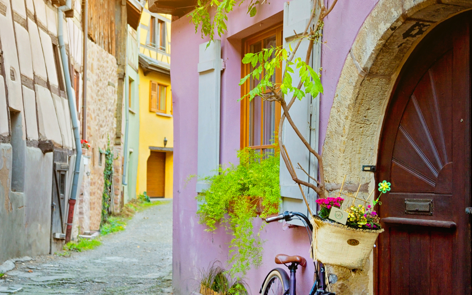 Straße im Elsass, Frankreich