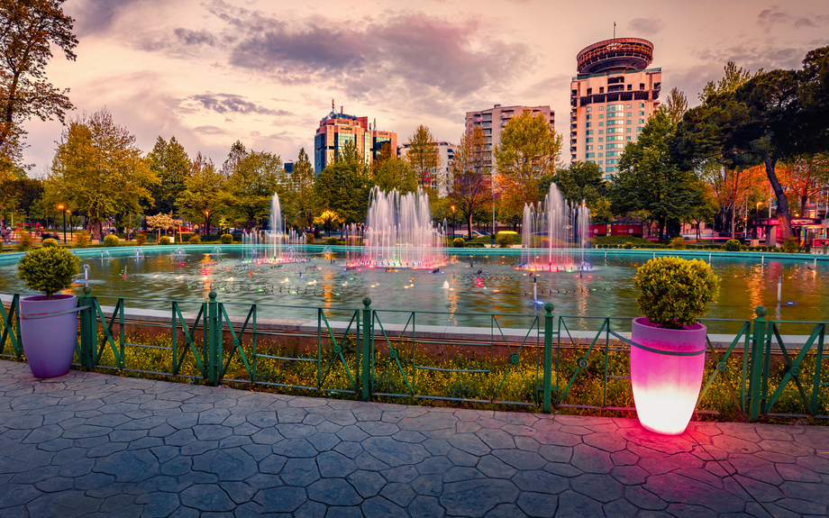 Skanderbeg-Platzes mit beleuchtetem Brunnen in der Hauptstadt Albaniens - Tirana