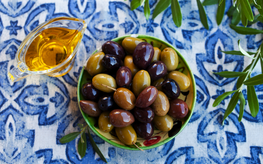 Schale mit Oliven