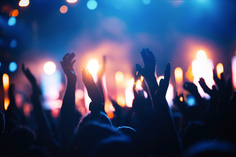 Bild von Partyleuten auf einem Musikfestival