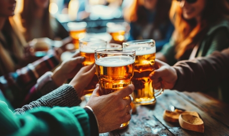 Gruppe von Leuten, die Bier in Brauerei trinkt