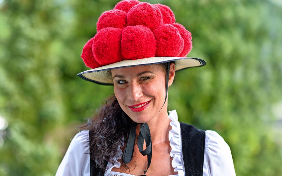 Frau mit traditionellem Bollenhut