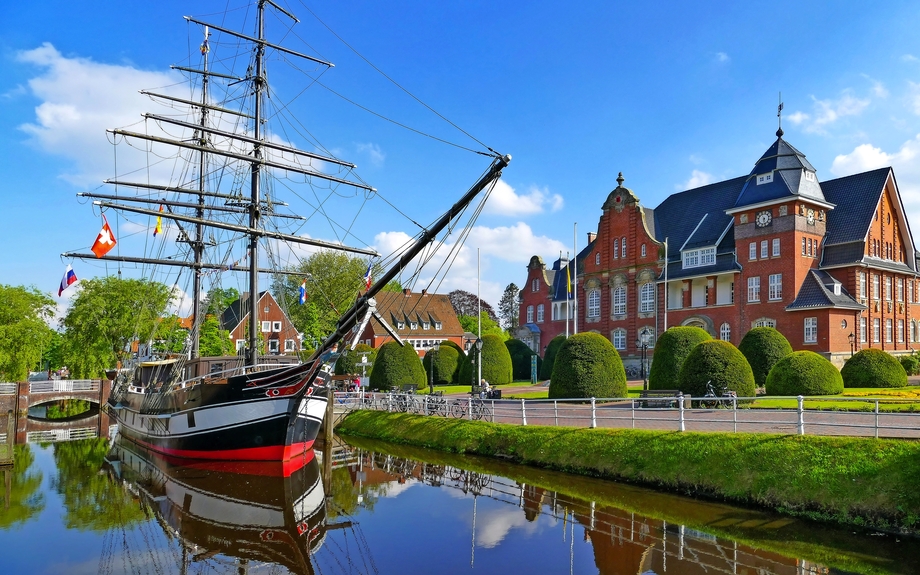 Museumsschiff und Rathaus in Papenburg, Deutschland