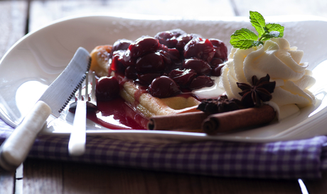Waffeln mit Sahne und Kirschen