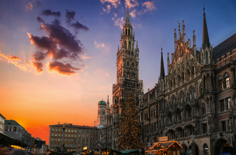 Weihnachtsmarkt am Marienplatz in München bei Sonnenuntergang
