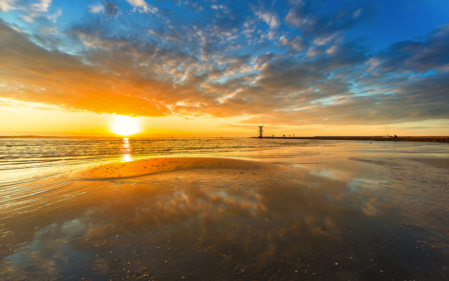 Sonnenuntergang am Strand in Swinemünde, Polen