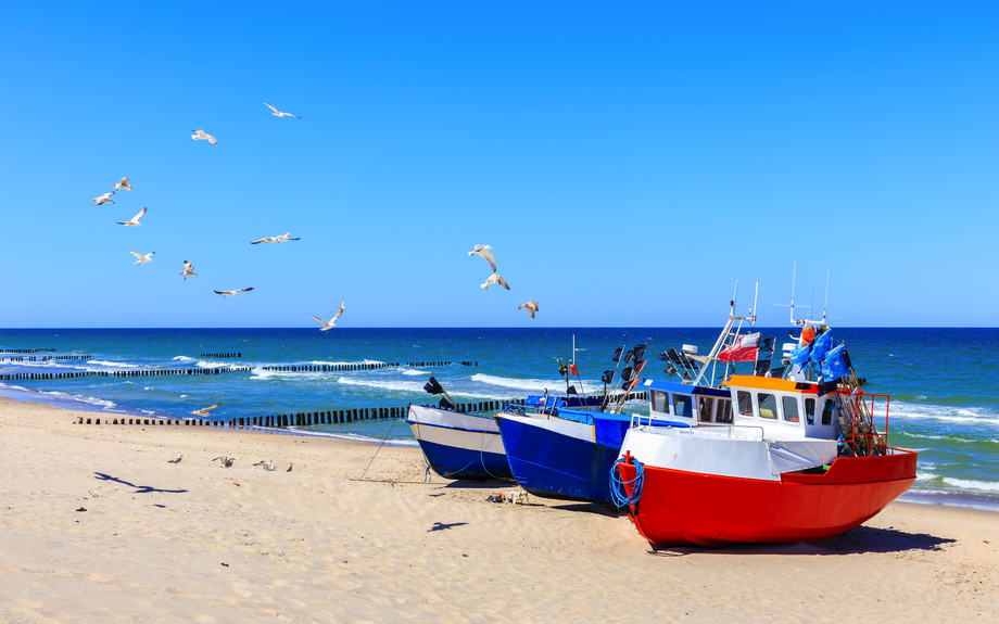 Fischerboote am Sandstrand von Chlopy