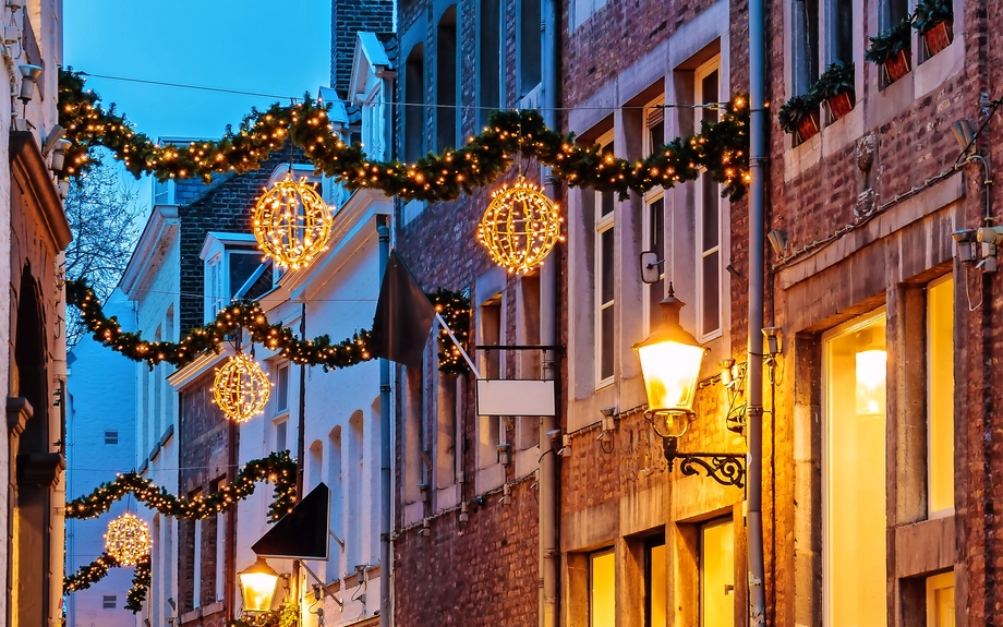 Einkaufsstraße mit Weihnachtsbeleuchtung in der Innenstadt von Maastricht