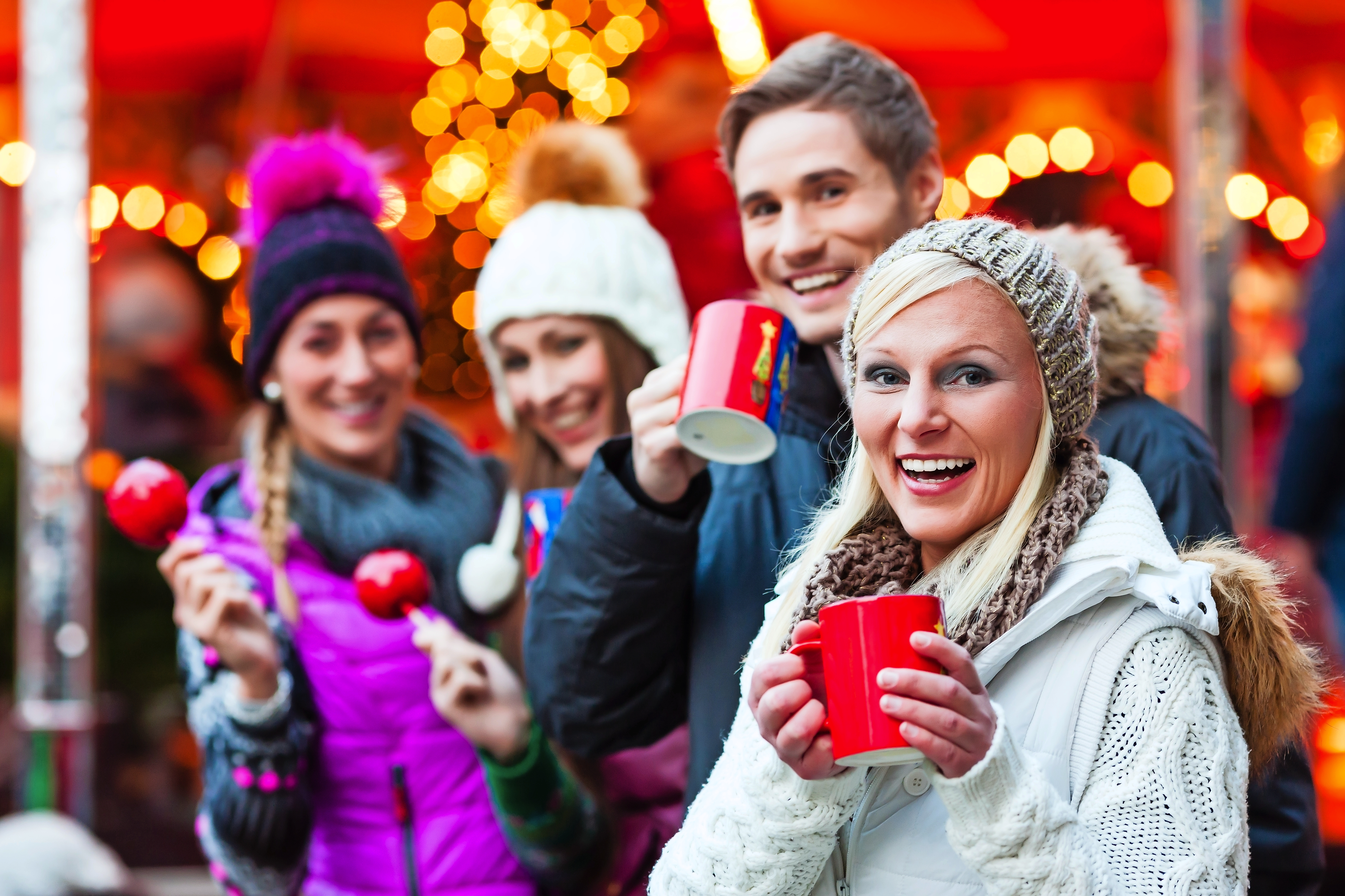 Freunde, Glhwein und Kandispfel auf Weihnachtsmarkt