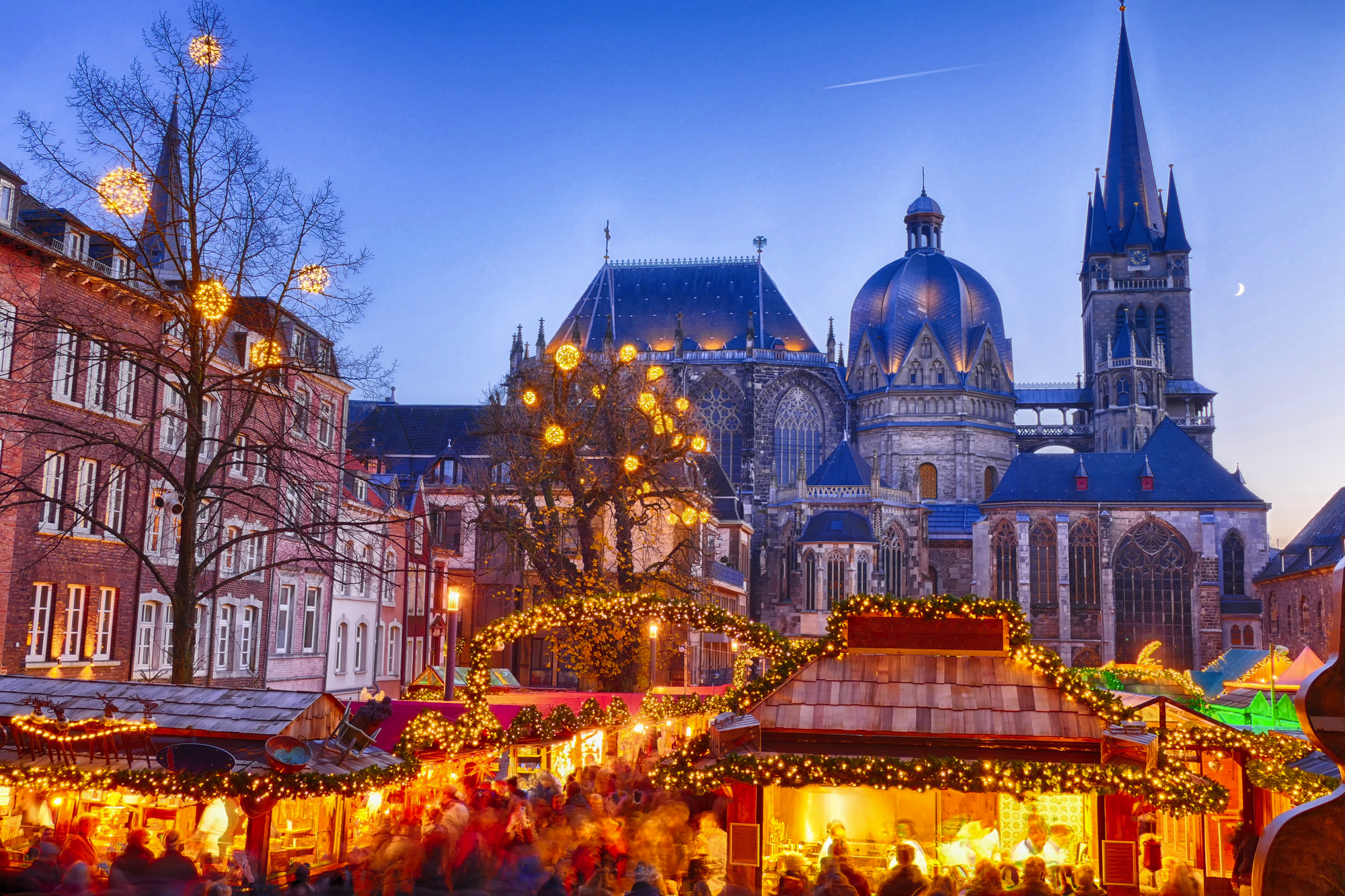 Weihnachtsmarkt rund um das Rathaus in Aachen, Deutschland