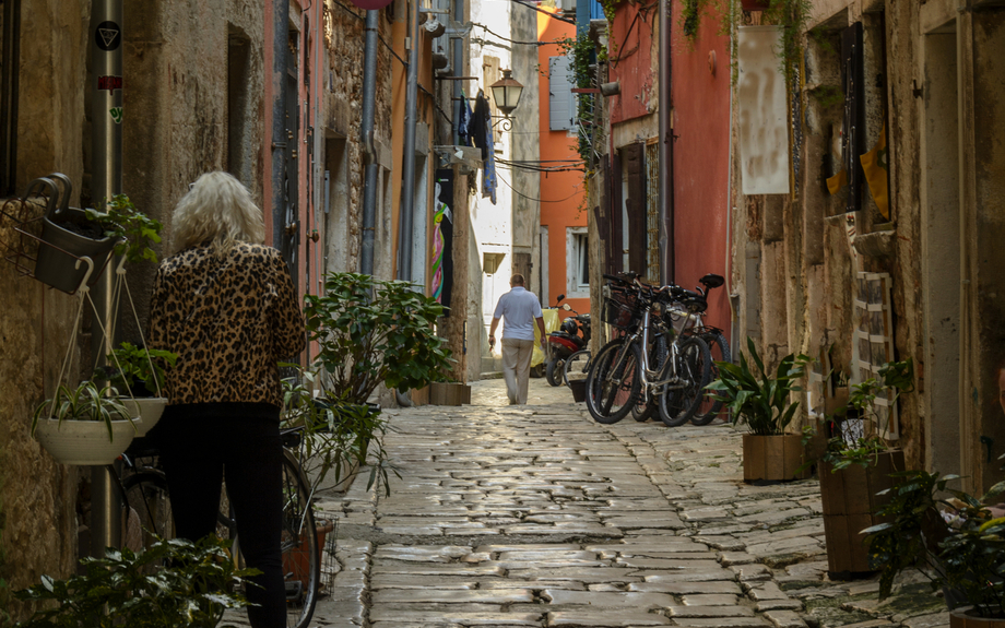 eine gepflasterte Straße in der Altstadt von Rovinj