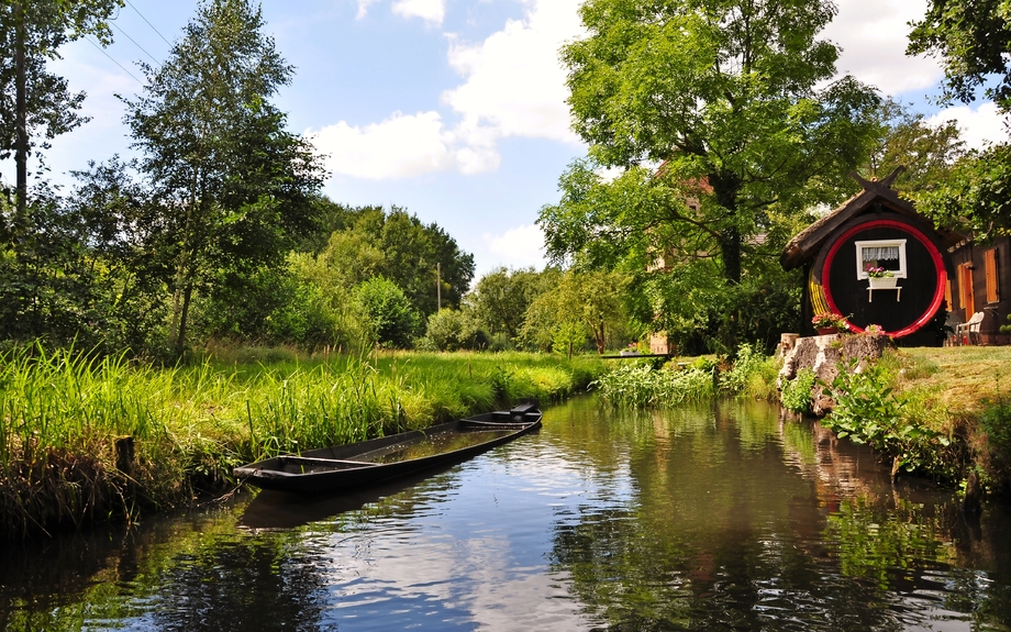 Fass und Kahn im Spreewald