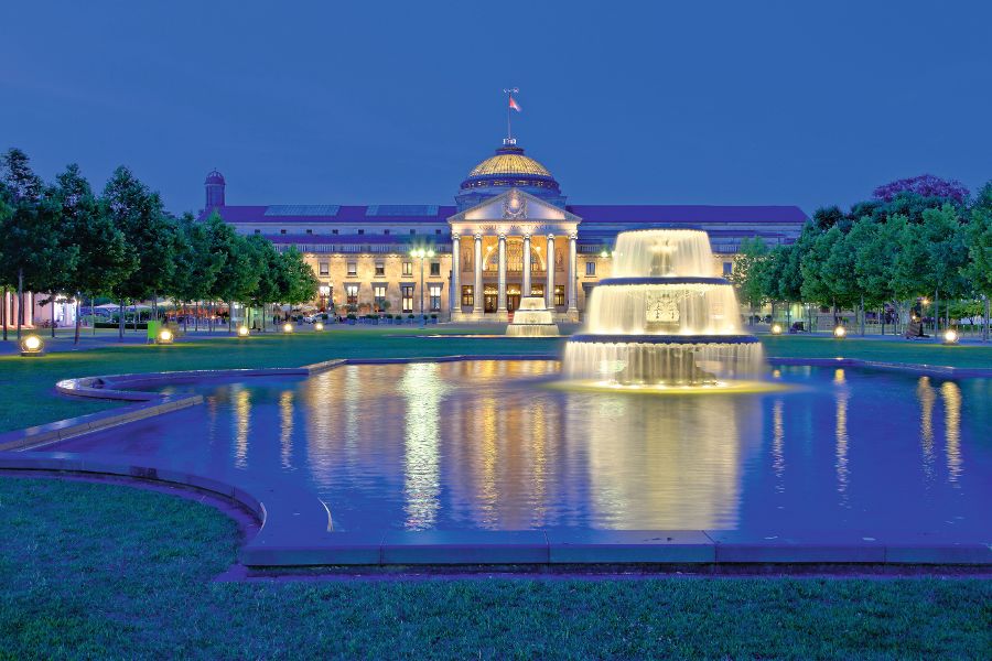 Wiesbaden, Kurhaus, am Abend