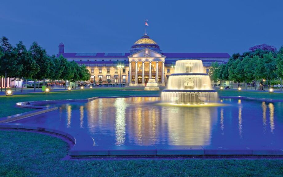 Wiesbaden, Kurhaus, am Abend