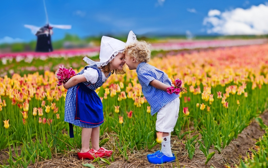 Kinder im Tulpenfeld