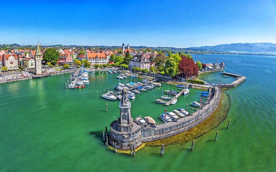 Hafen am Bodensee mit Statue des Löwen am Eingang in Lindau, Bayern, Deutschland